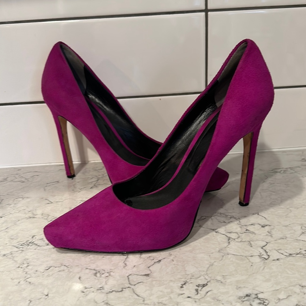 Rachel Roy size 9 4 inch pumps! Super cute and a fun fuchsia color suede